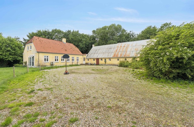 Bright holiday home with garden and togetherness