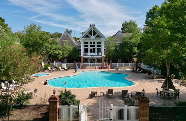 Bright Luxury Cottages Near Jamestown & Water Country USA Attractions
