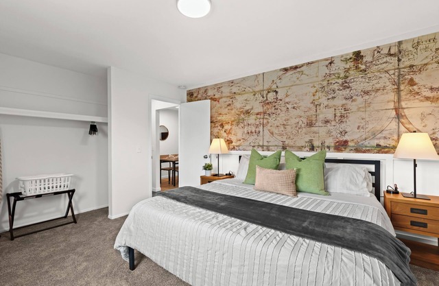 Bright & Modern Flat | King Bed | Near Downtown
