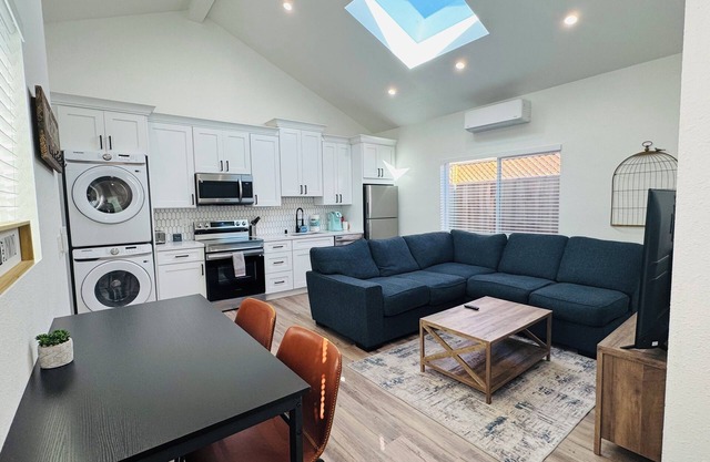 Bright & Modern Gem: Central Location ~ NewnEntire 2BD/1BA Guesthouse