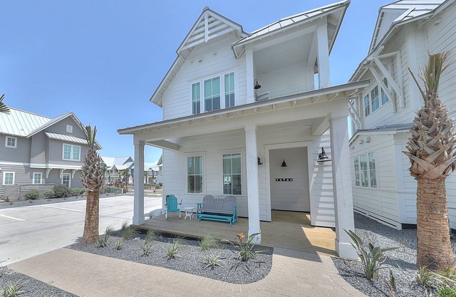 Bright, modern home with shaded porch, AC & on-site golf, pool, beach access