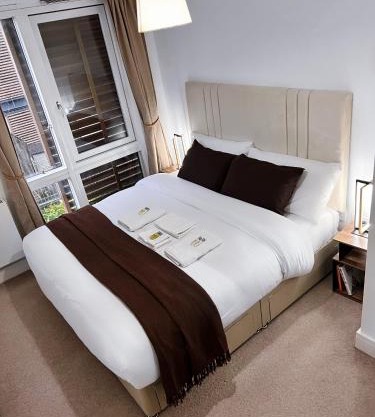 Bright Modern London 2-Bed Apartment with 2-Bath & Balcony View