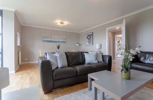Bright, Modern One-Bed w. Stunning View of Thames