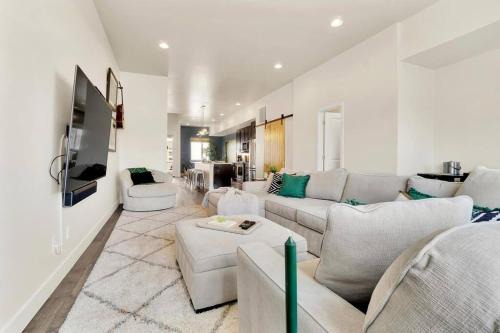 Bright & Modern Townhome Near Empower Field!
