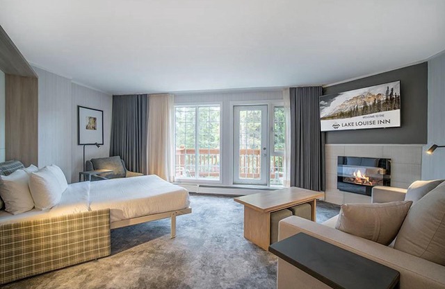 Bright Mountain Suite with Balcony