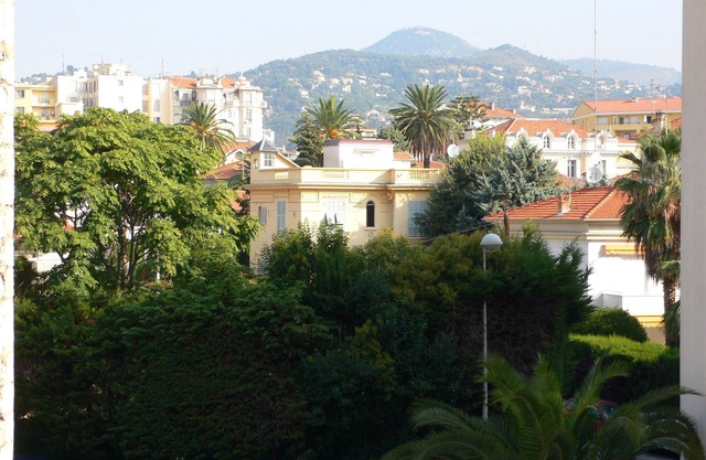 Bright, quiet and centrally located apartment with balcony and air conditioning