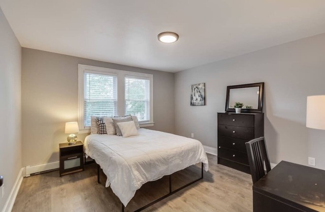 Bright Renovated 6-BR Duplex Apt - Newark near EWR