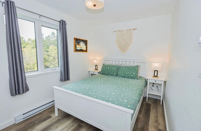 Bright & spacious 1 bedroom suite by the beach!