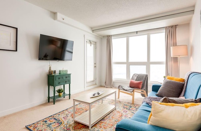 Bright spacious Condo 10mins from downtown