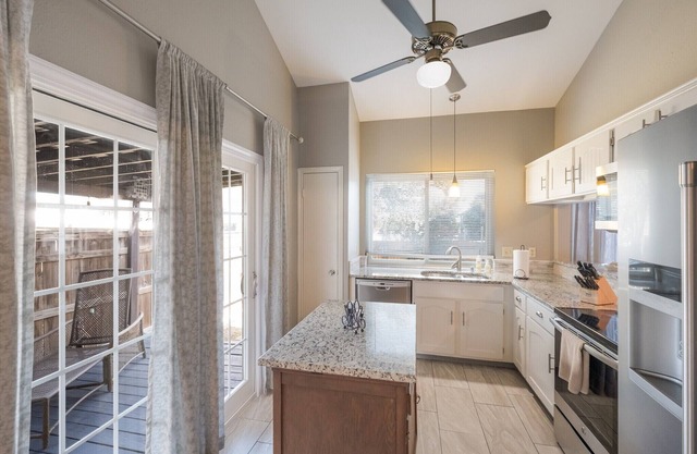 Bright Spacious Garden Home by South Texas Medical Center