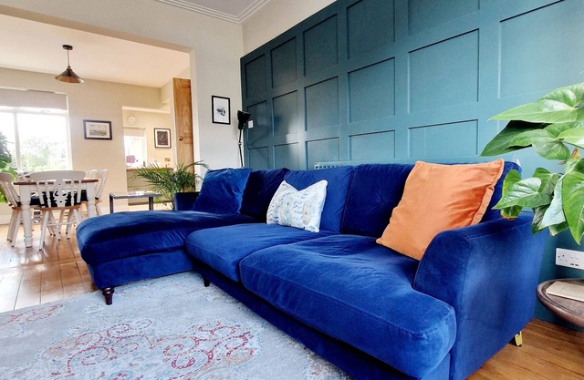Bright spacious home- 5 mins from the beach!