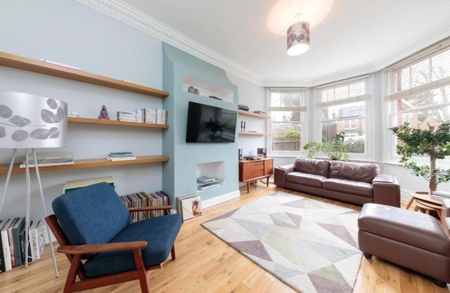 Bright & spacious modern 2 bedroom apartment