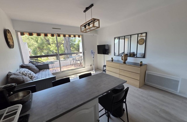 Bright studio in residence with swimming pool