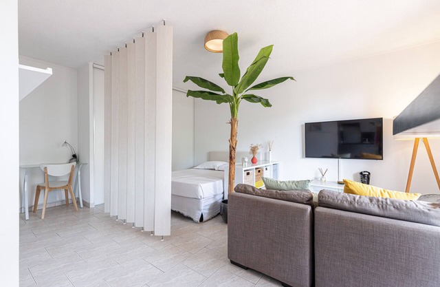 Bright studio with terrace - Swimming pool - Parking