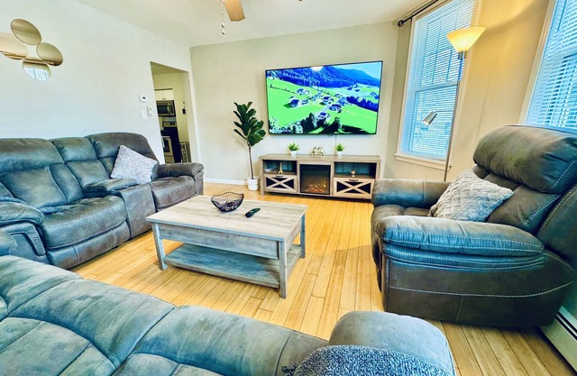 Bright, Stylish & Cozy 2Bed Unit w/Fireplace, Backyard, & Grill