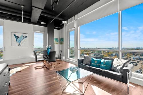 Bright Suites Finch West steps to Metro
