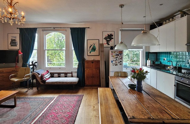 Bright, sunny & spacious 3 bed/2 bath triplex in Notting Hill
