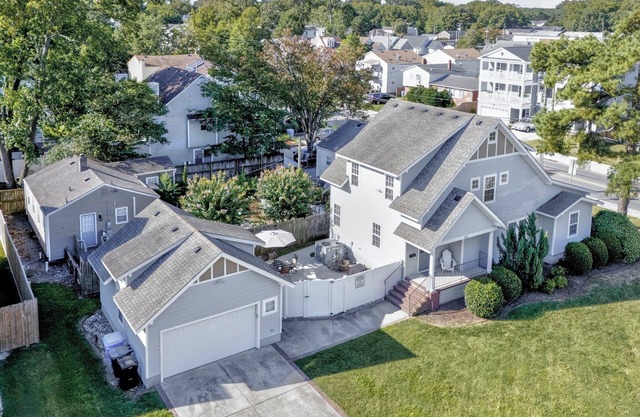 Bright & Updated 3 BR House by the Boardwalk - Parking, Enclosed Backyard, Dedicated Workspace, WiFi