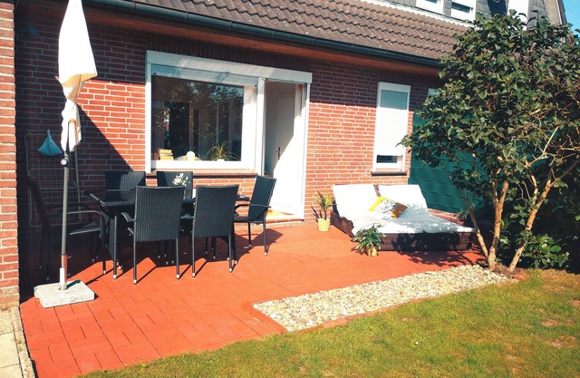 Bright vacation apartment near bathing lake with garden. Family and pet friendly!