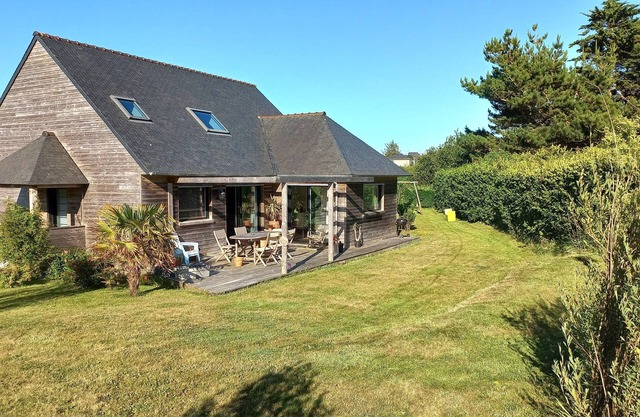Bright wooden house 5 minutes from the beach