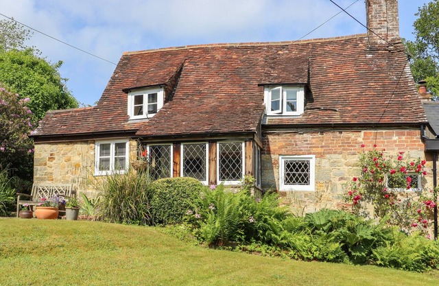 BRIGHTLING COTTAGE, pet friendly in Netherfield, East Sussex