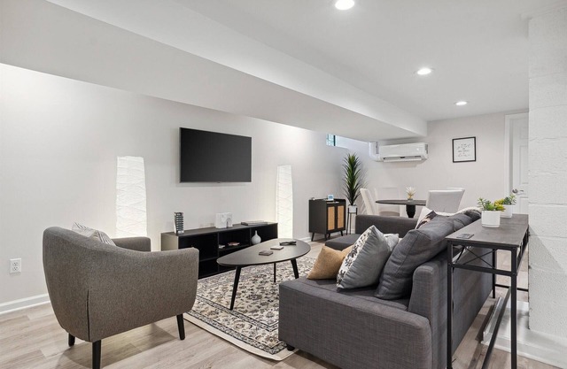 Brighton's Hidden Gem - Chic & Spacious Luxury Suite - 5 mins to downtown!