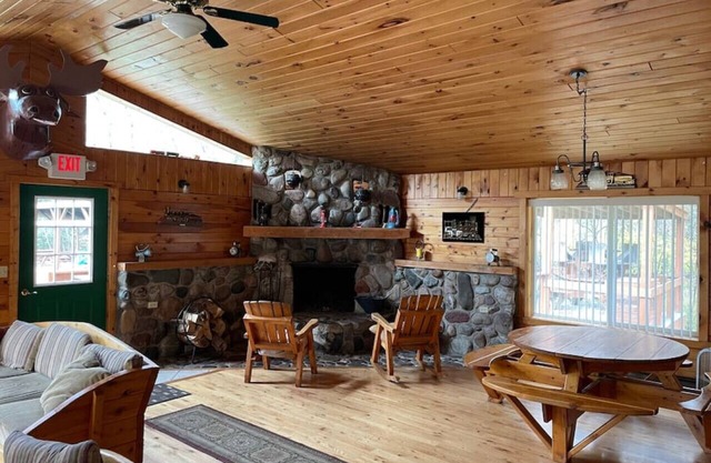Brimley Lodge/Sleeps 36/Snowmobile & ORV Trail