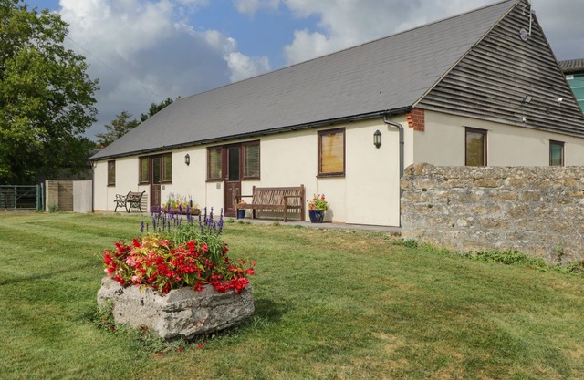 BRINDLE COTTAGE, pet friendly in Royal Wootton Bassett