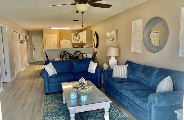 Bring Fido! 2 bd/2 ba end unit, w/beach service for 4, Destin-Miramar Beach, FL