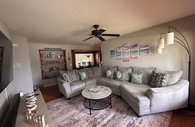 Bring the family & friends! Cozy, Spacious and 4 miles to the Beach & Speedway!