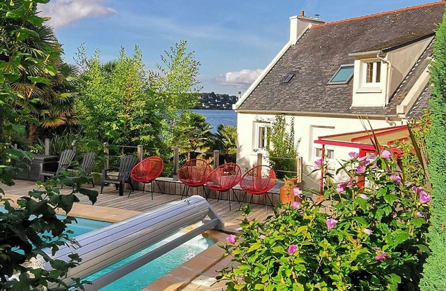 Brittany - Presqu'ile de Crozon: Villa, sea view with private heated pool