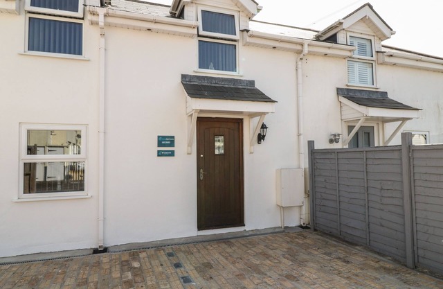 BROADSANDS, pet friendly, country holiday cottage in Paignton