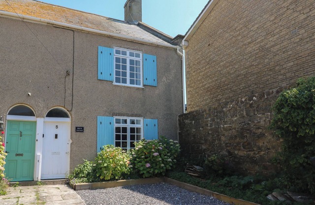 BROCK COTTAGE, pet friendly, character holiday cottage in West Bay