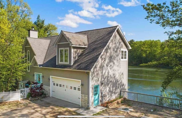Brody’s Camp! Lakefront House 20 min from Traverse City. Pet-friendly! NEW HVAC!