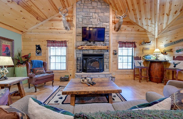 Broken Bow Cabin w/Hot Tub & Deck - 4 Mi to Lake!