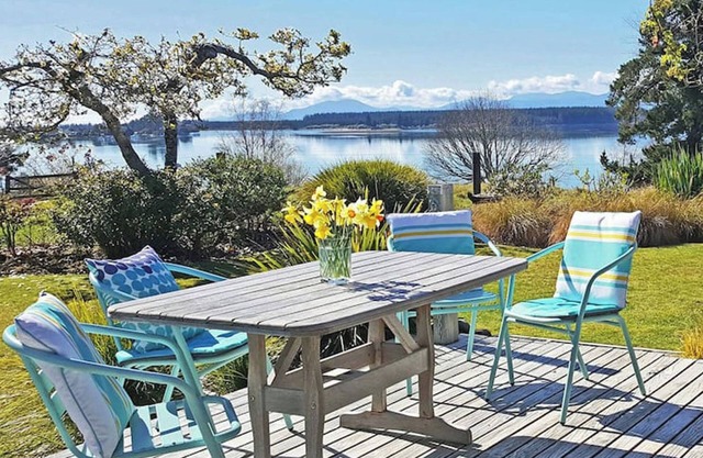 Bronte Tides Cottage. nStunning bay view - A restful, cosy 2 bedroom cottage