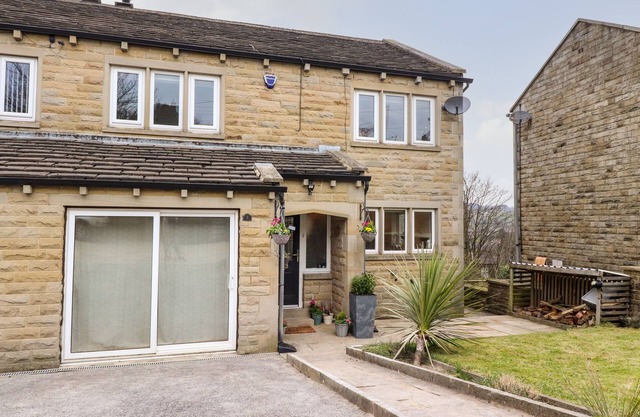 BRONTE VIEW COTTAGE, pet friendly, with open fire in Haworth