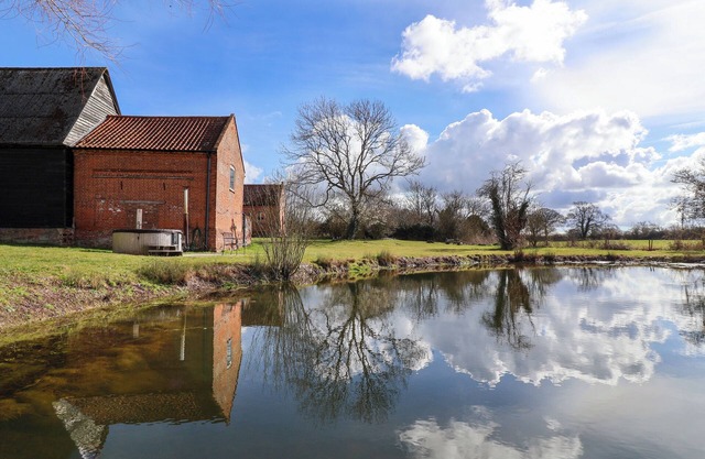 BROOK FARM, pet friendly, character holiday cottage in Halesworth
