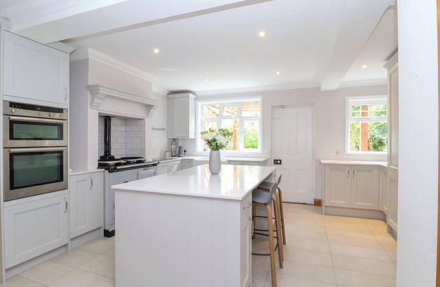 BROOK LODGE, pet friendly, with open fire in Ipswich
