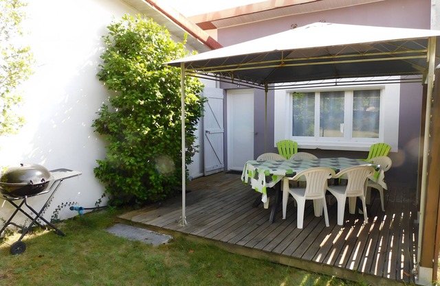 "Bruyères - Domaine Des Landes" with shared pool, private terrace, and shared garden
