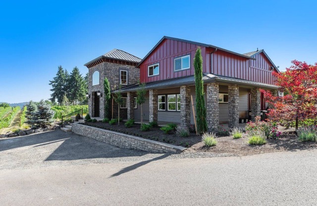 Bryn Mawr Vineyards Gatehouse: Newly Remodeled Home on the Vineyard