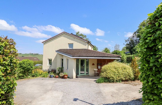 BRYNAWEL, pet friendly, with open fire in Llanfair Caereinion