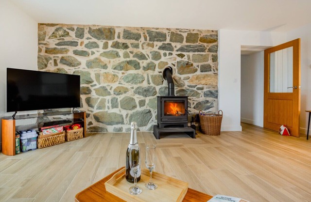 Brynhynog Fawr - Four Bedroom House, Sleeps 8