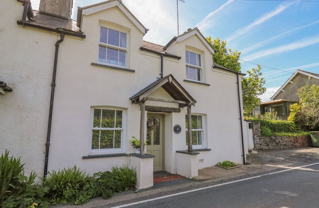 BRYNIAU BYCHAIN COTTAGE, pet friendly, with a garden in Cwrt