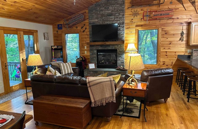 Buck's Cabin: Cozy retreat with hot tub. Pet- & kid-friendly!