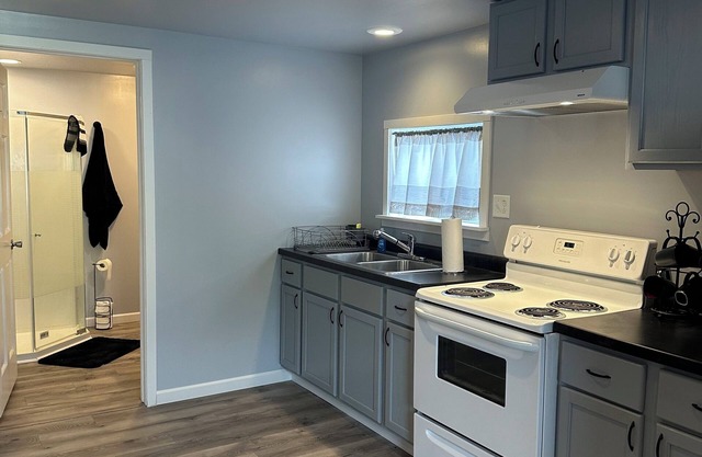 Buck's Place - NEWLY FINISHED studio retreat one block from downtown Rockville!