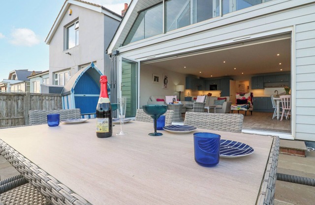 BUCKET AND SPADES- RIGHT ON THE BEACH, pet friendly in Pevensey Bay
