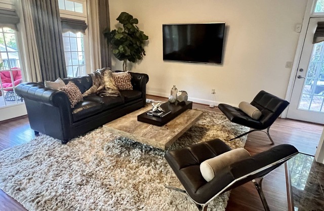 Buckhead fenced N Gated Ensuited 6BD,8bath Estate, 5mins to shopping.Sleeps 12