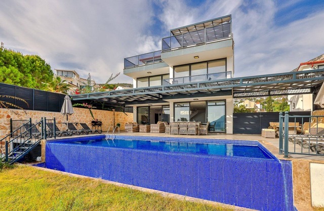 Budget villa for 10, views, pool, table tennis, perfect central location