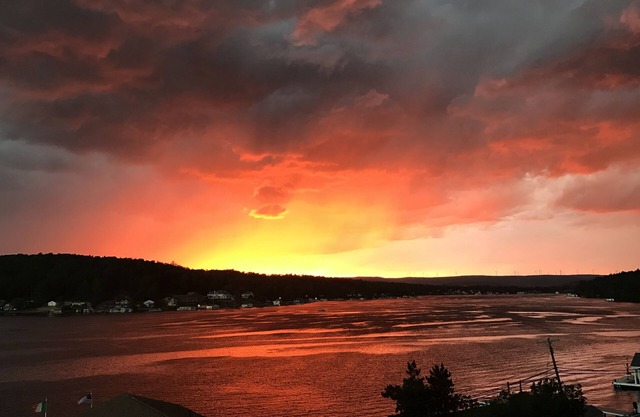 BullFrog cottage, Harveys Lake, PA - Spectacular lakefront presence and view!